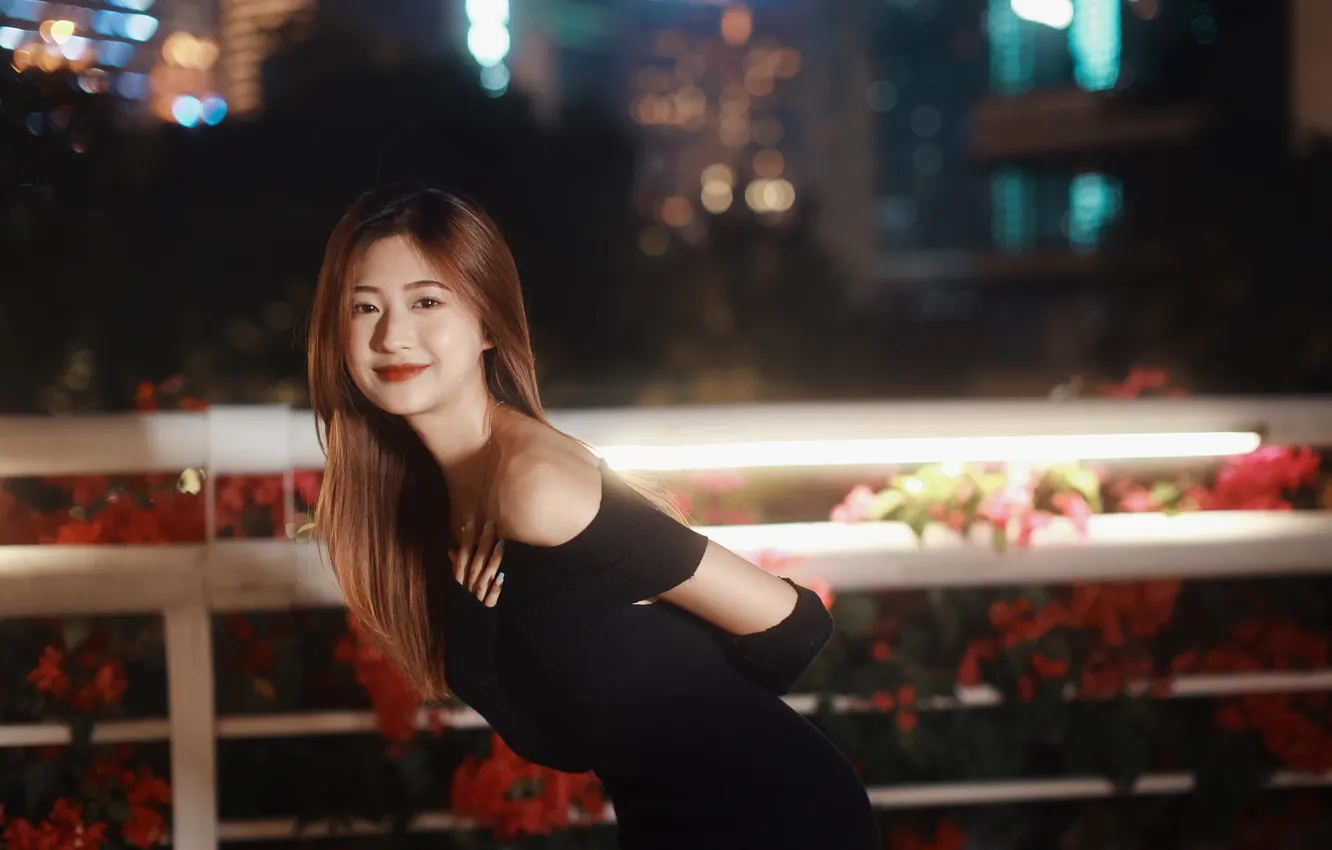 Фото обои лето, девушка, город, огни, поза, улыбка, улица, модель