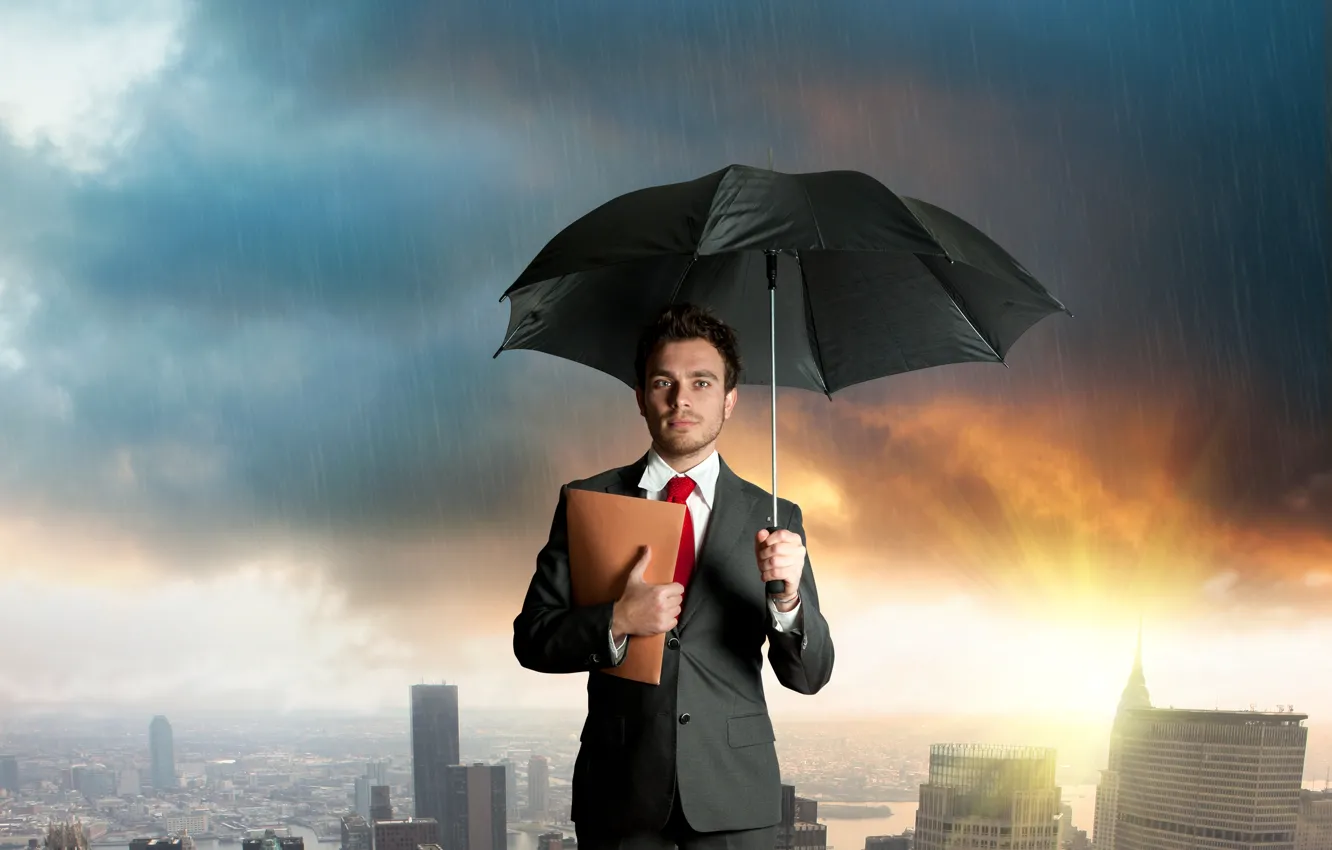 Фото обои облака, город, дождь, зонт, костюм, парень, папка