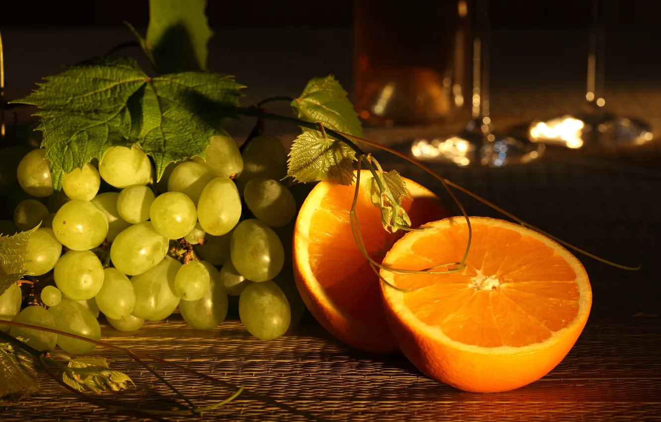 Фото обои листья, стол, апельсины, виноград, полумрак, боке