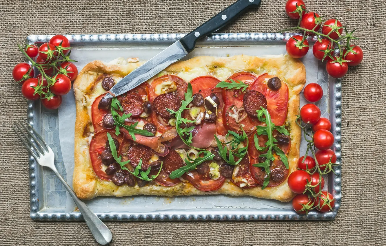 Фото обои сыр, нож, вилка, пицца, помидоры, колбаса, бекон, tomatoes