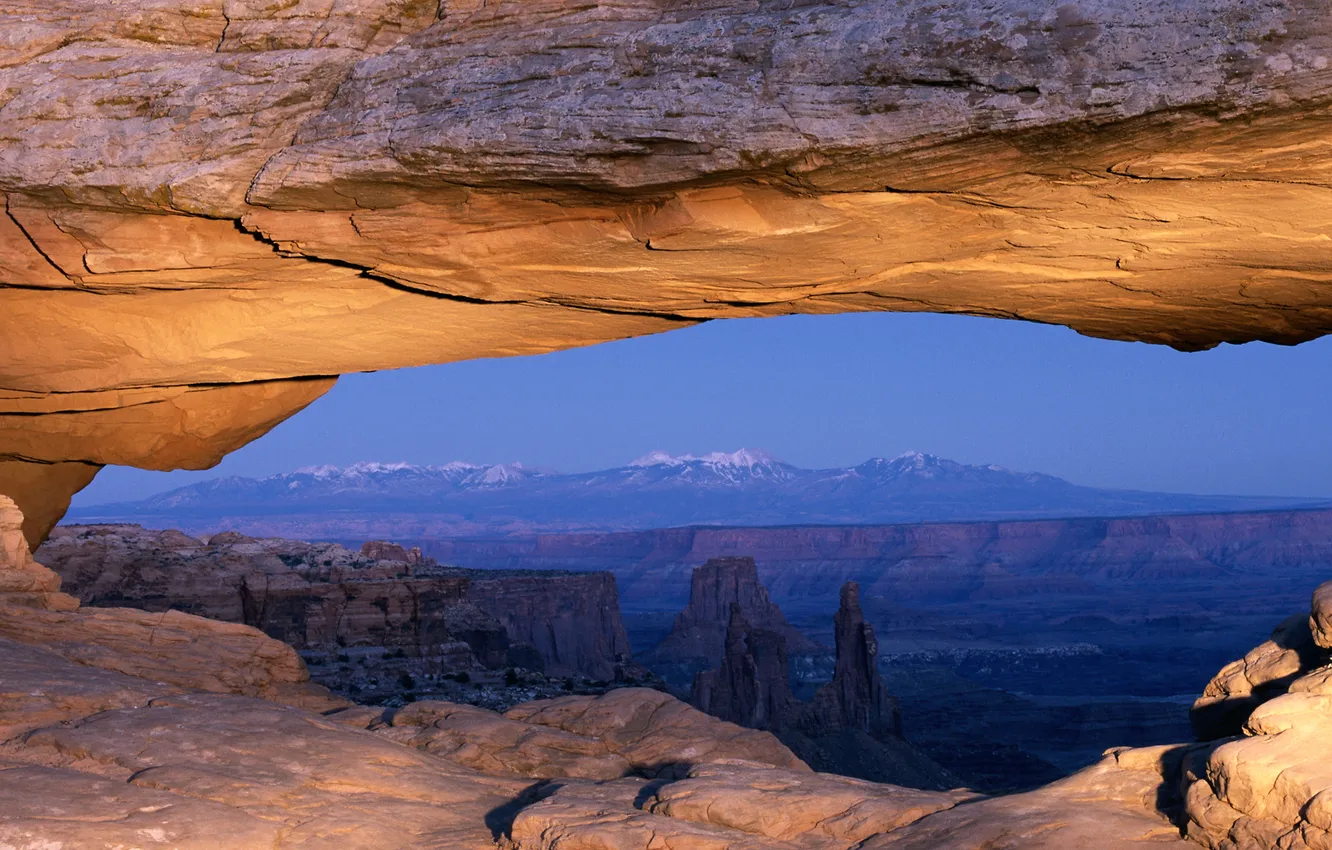 Фото обои небо, свет, горы, скала, каньон, панорама, Mesa Arch
