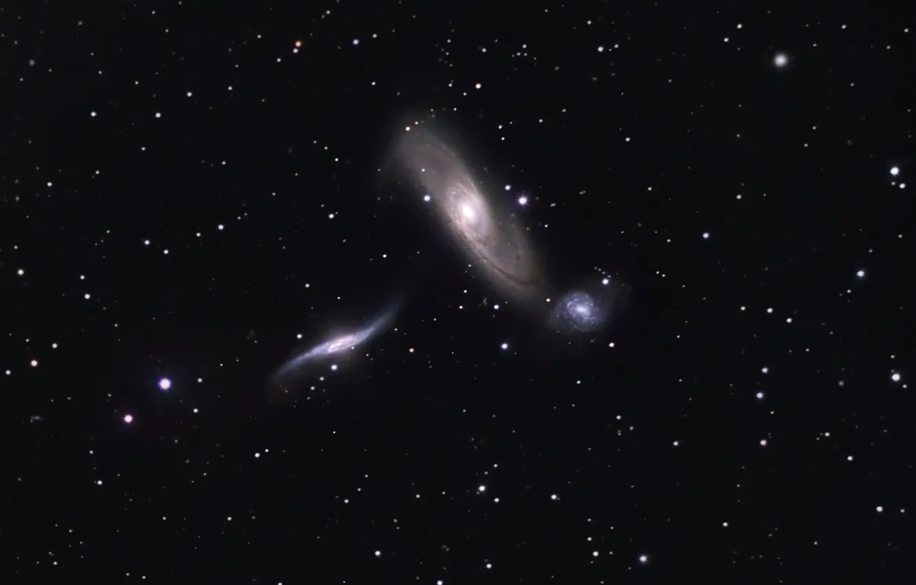 Фото обои космос, туманности, NGC 5569, NGC 5566, NGC 5560