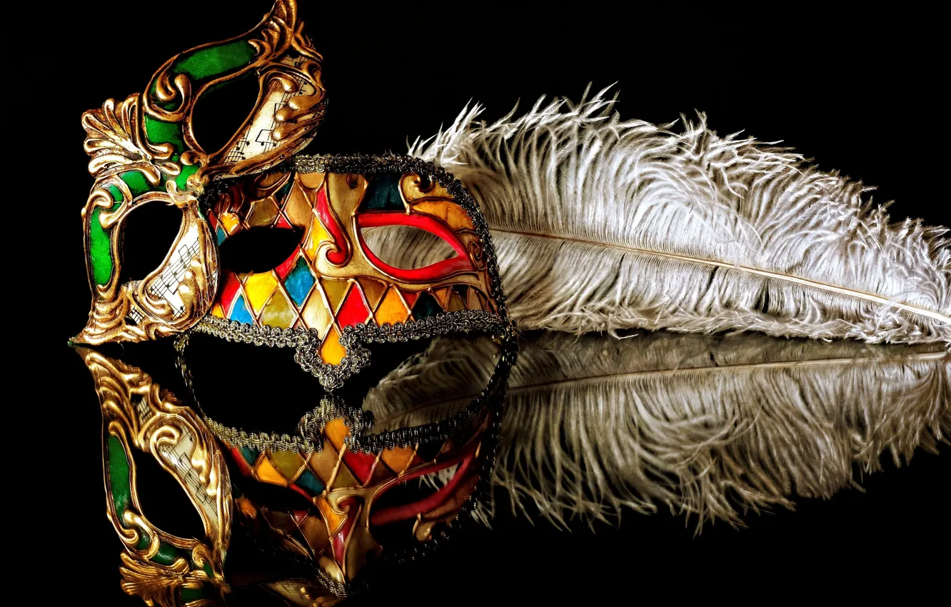 Фото обои отражение, перо, карнавал, маски, чёрный фон