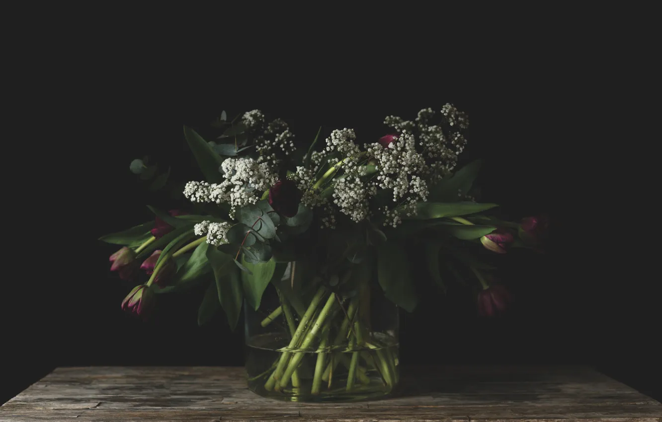 Фото обои цветы, темный фон, букет, банка, тюльпаны, белые, бордовые