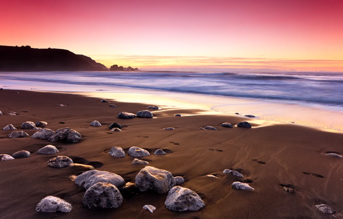 Фото обои песок, закат, следы, скала, камни, океан, берег