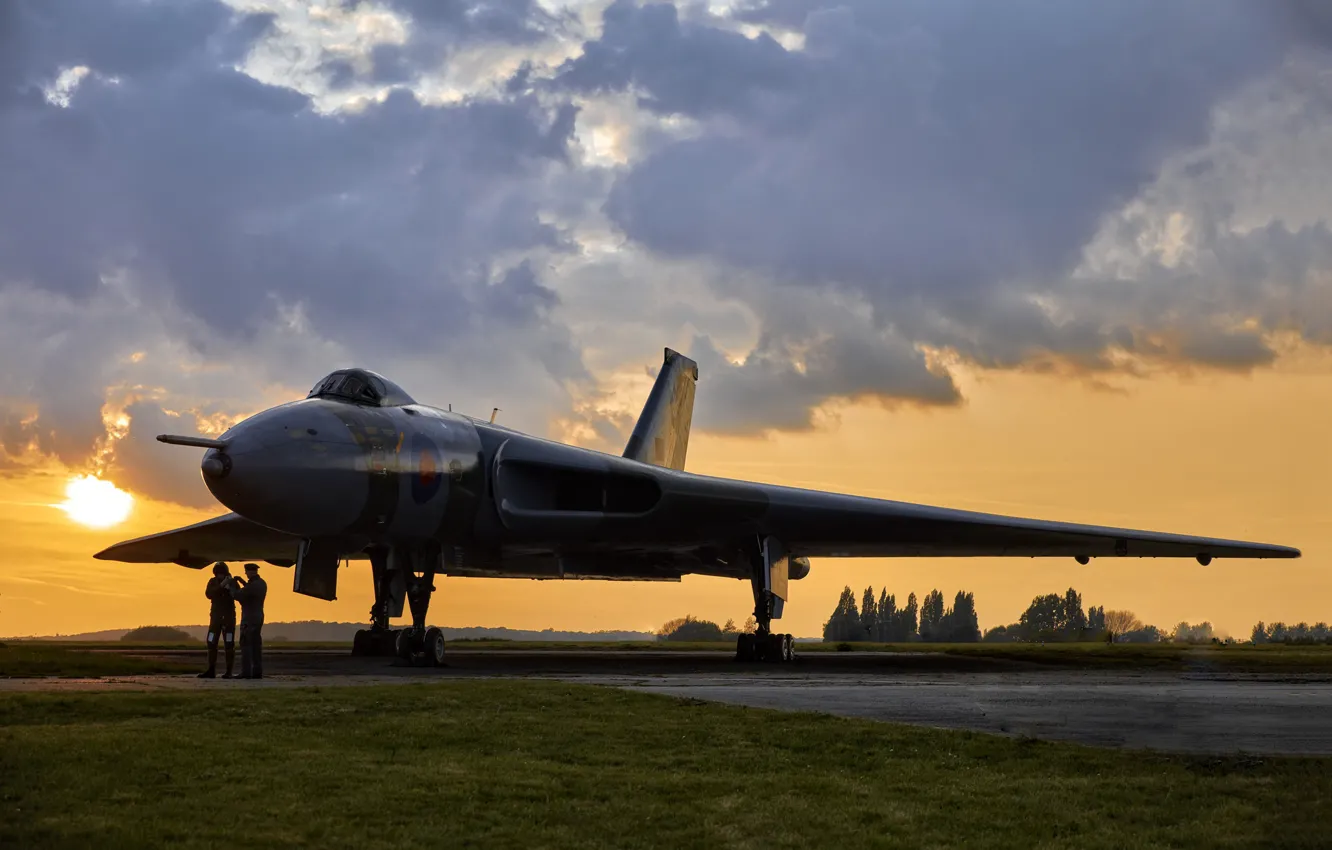 Фото обои рассвет, аэродром, Avro Vulcan