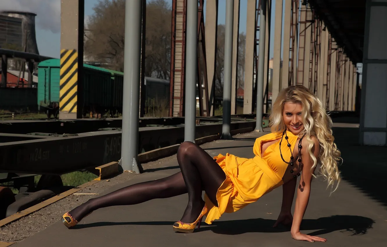 Фото обои девушка, желтый, улыбка, станция, платье, вагон, блондинка, туфли