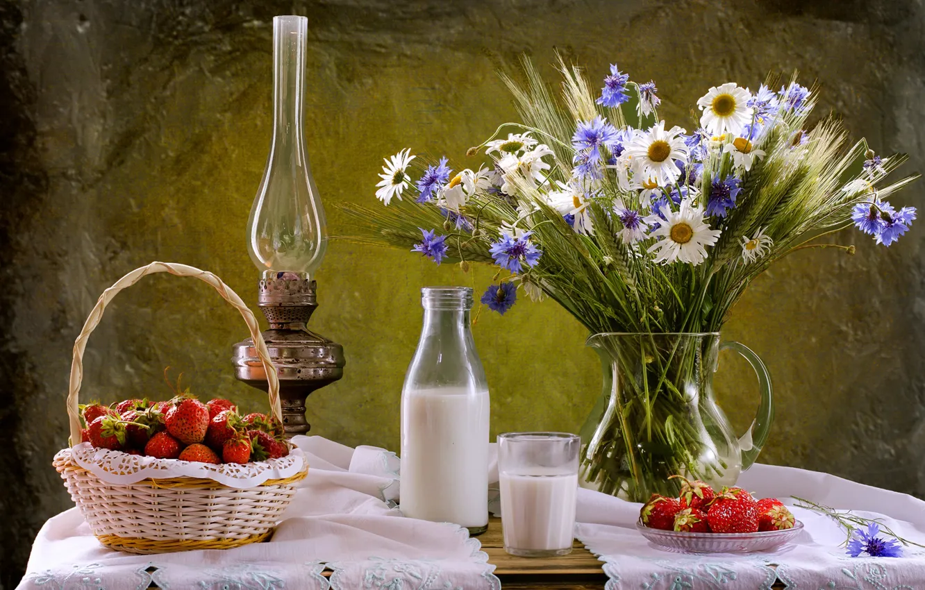 Фото обои ромашки, букет, молоко, клубника, натюрморт, васильки