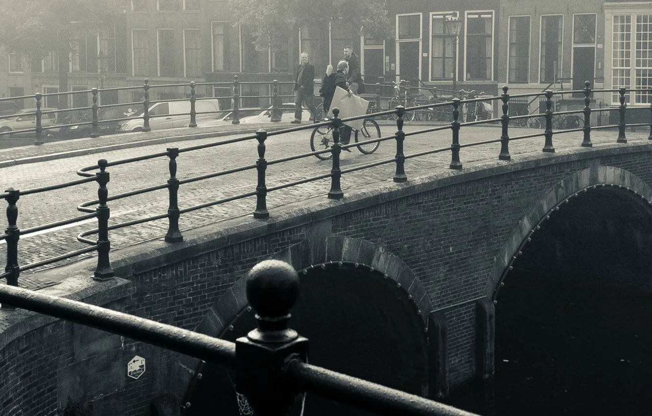 Фото обои мост, город, река, чёрно-белое, велосипедист, пешеходы, 3840x1080
