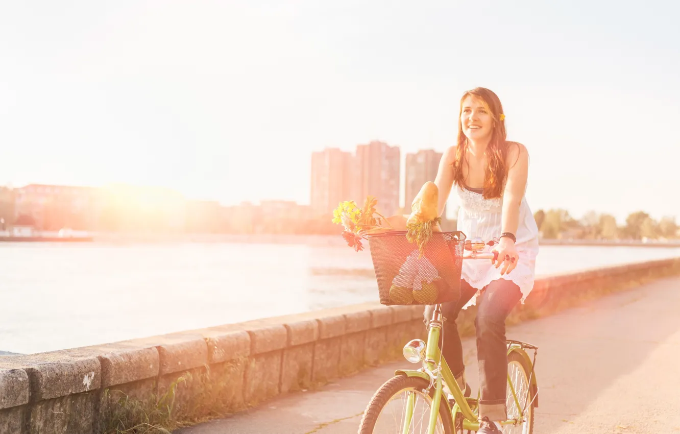 Фото обои дорога, асфальт, вода, девушка, солнце, радость, цветы, велосипед
