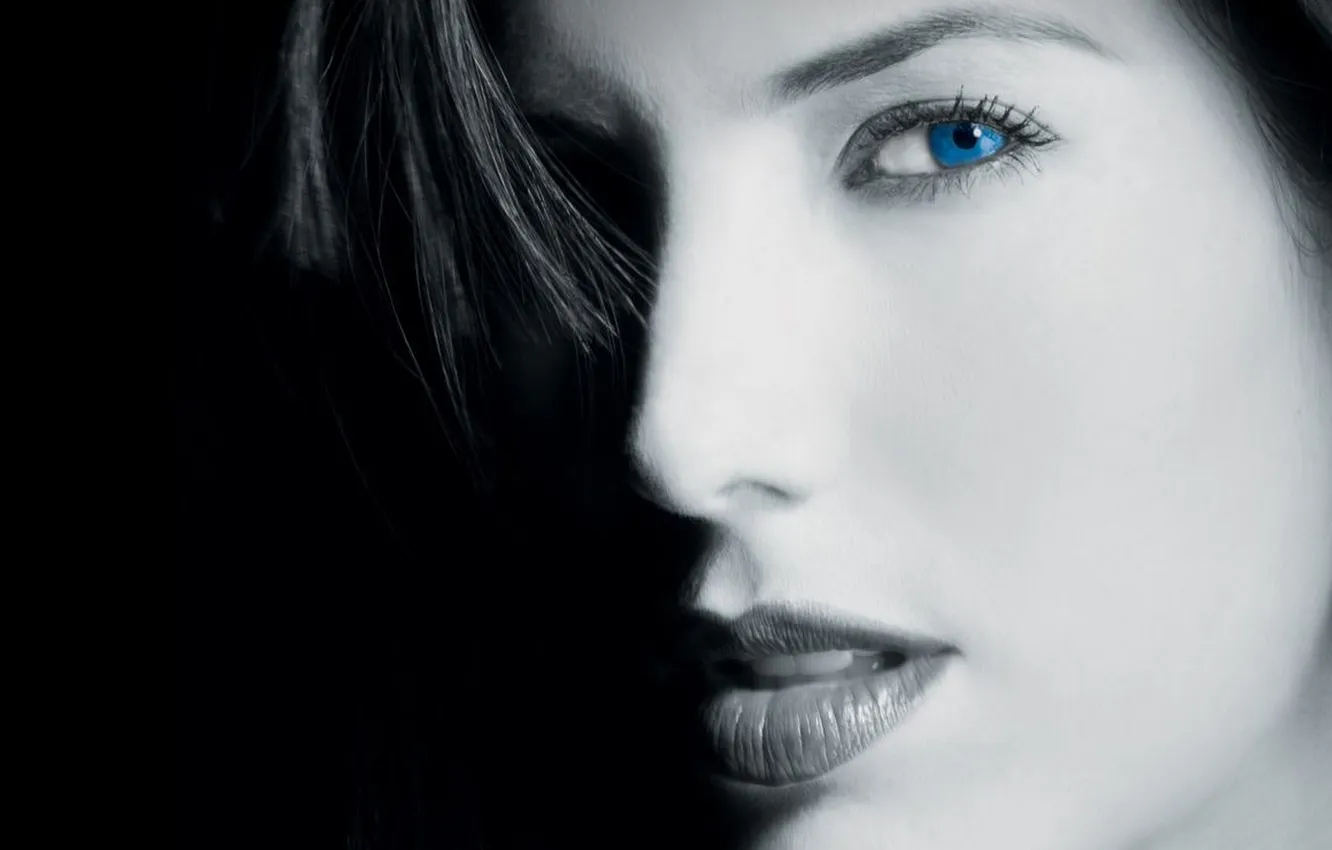 Фото обои девушка, лицо, темный фон, губы, синие глаза