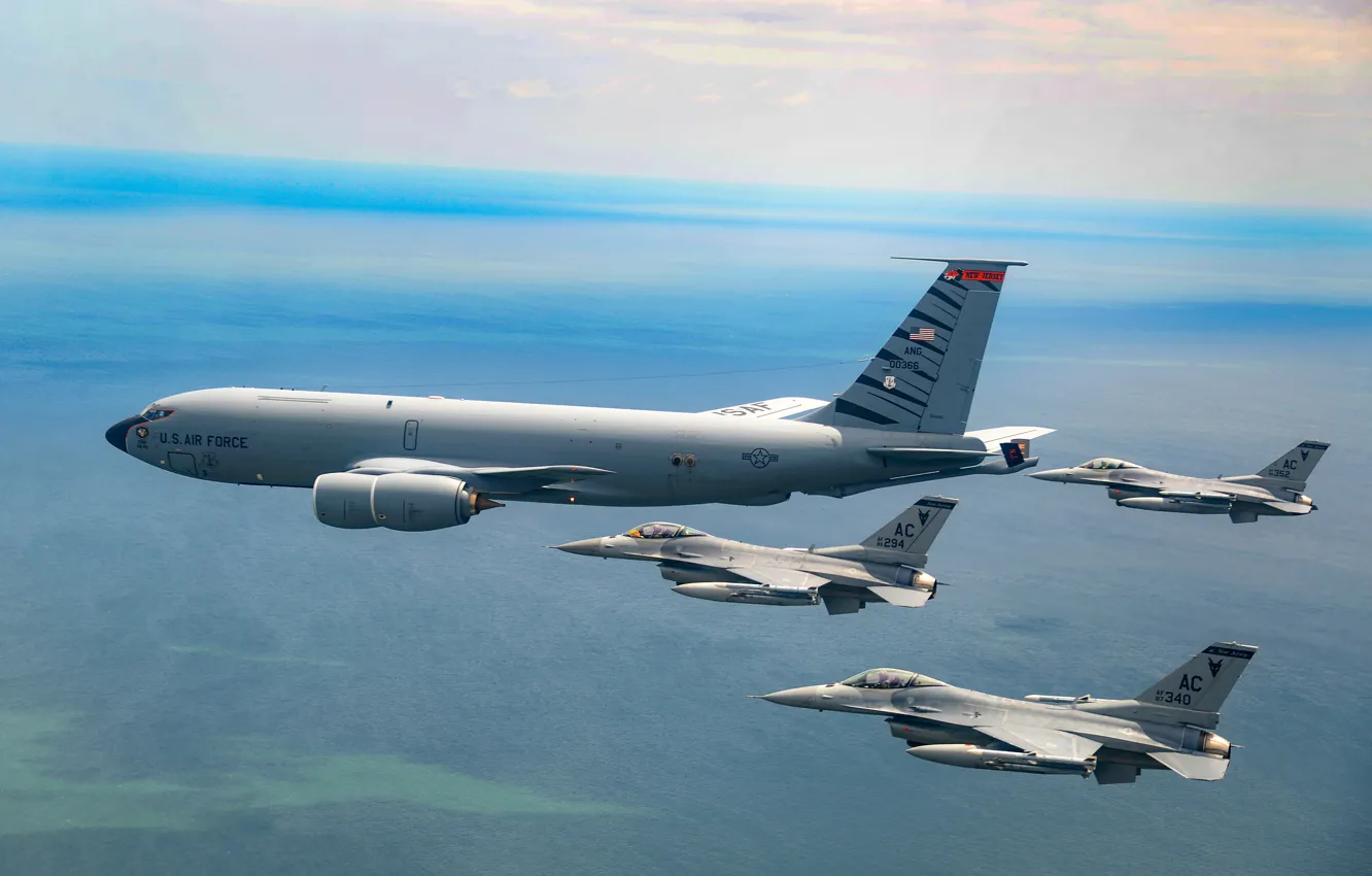 Фото обои Boeing, ВВС США, General Dynamics F-16 Fighting Falcon, военно-транспортный самолёт, Stratotanker, самолёт-заправщик, KC-135R, многофункциональный лёгкий …