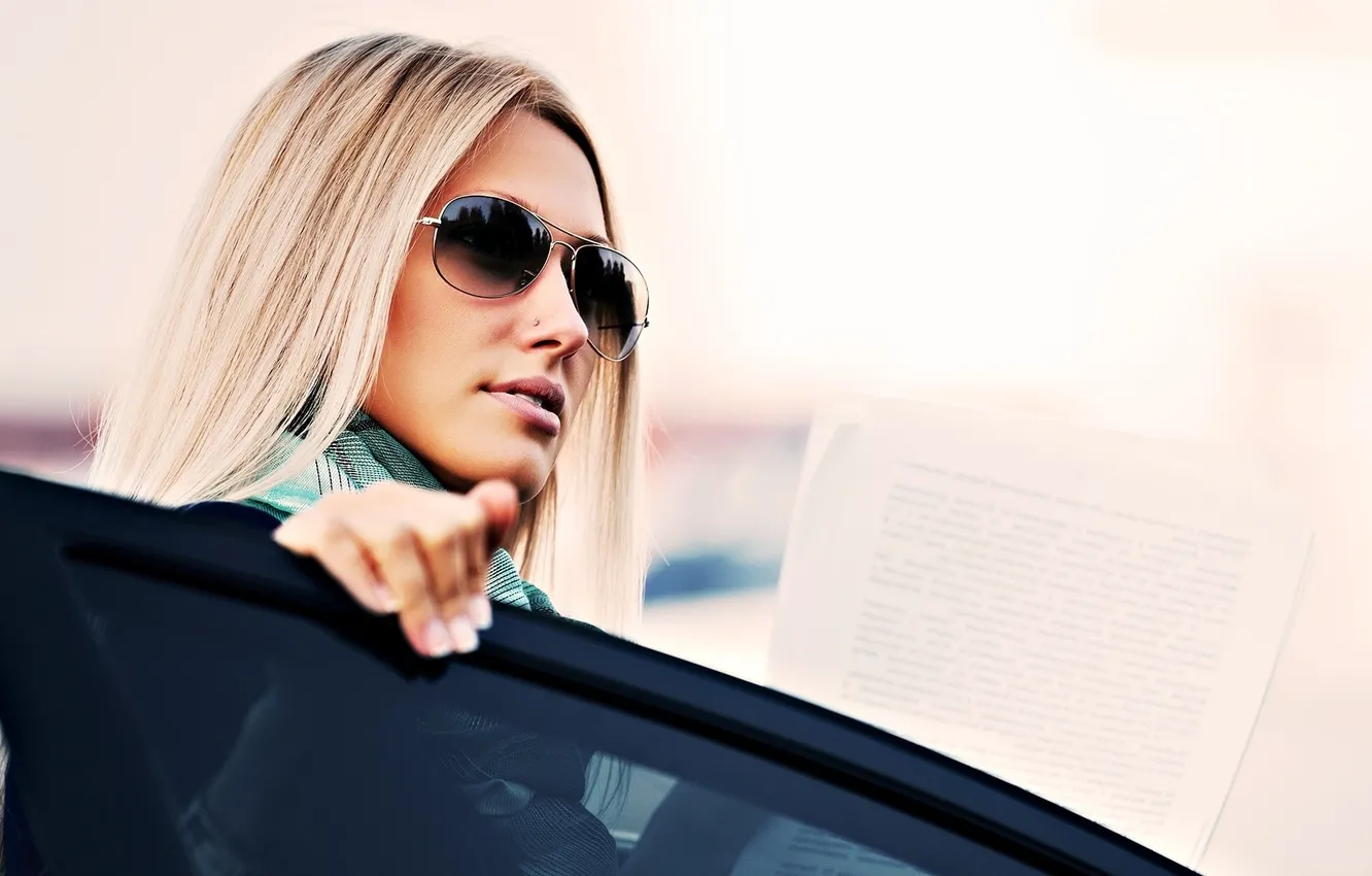 Фото обои авто, взгляд, девушка, блондинка, солнечные очки