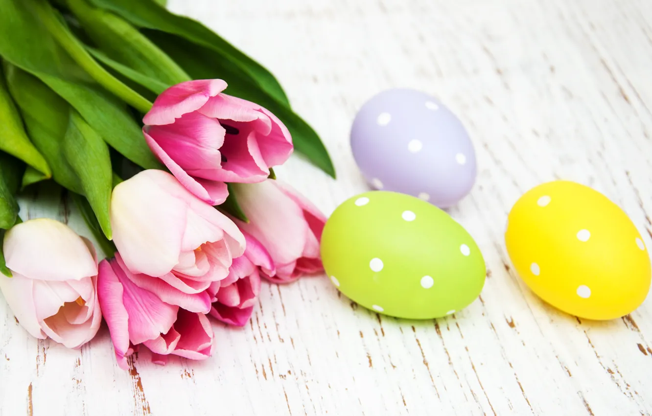 Фото обои цветы, яйца, весна, colorful, Пасха, тюльпаны, happy, wood