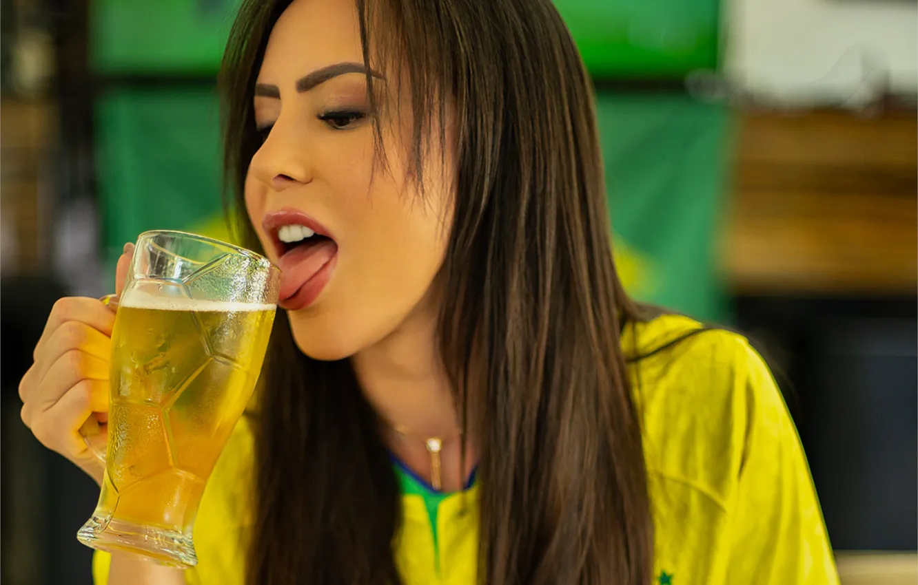 Фото обои woman, model, beer, flag, brunette, brazil, world cup, necklace