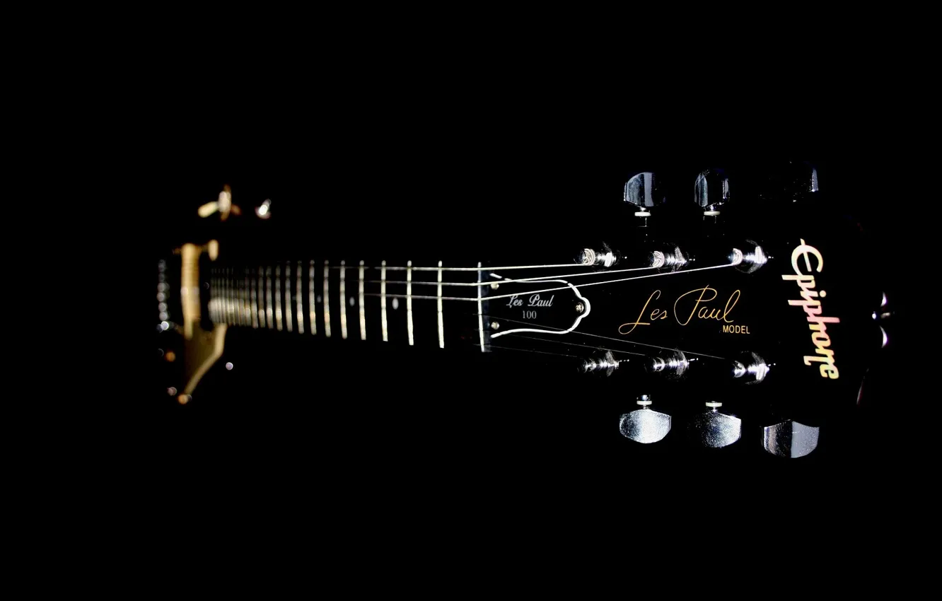 Фото обои гитара, струны, гриф, лады, чёрный.фон, дэка, калки