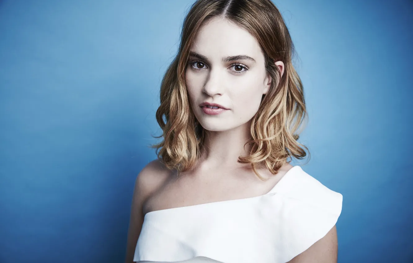 Фото обои взгляд, девушка, фото, милая, платье, Лили Джеймс, Lily James