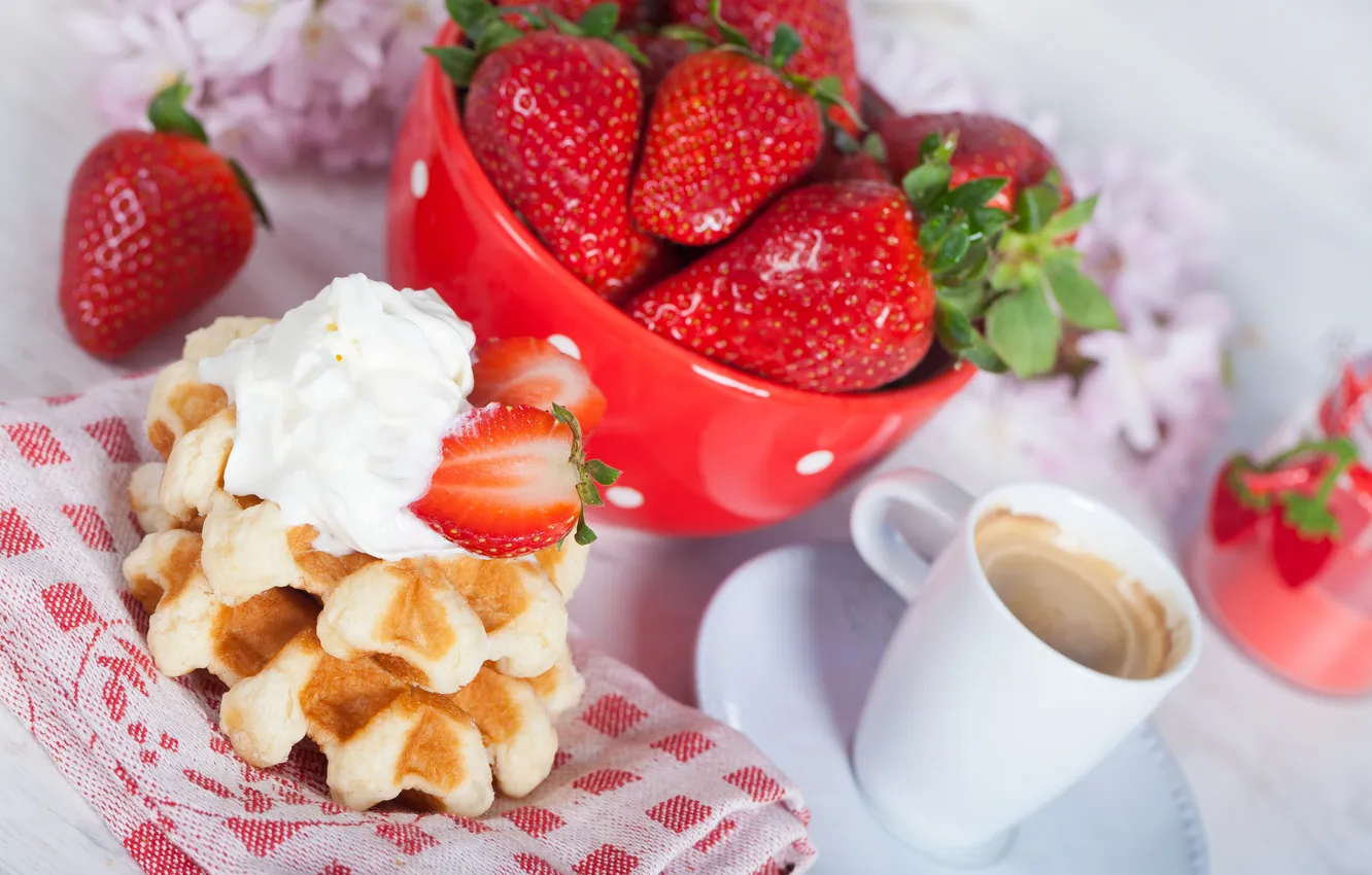 Фото обои кофе, завтрак, клубника, крем, вафли, strawberry, coffee, cream