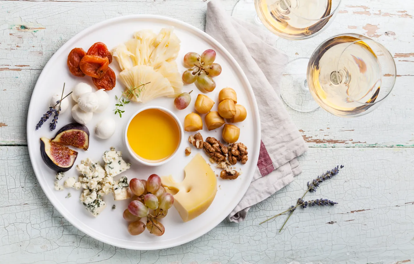 Фото обои стол, вино, сыр, бокалы, тарелка, виноград, орехи, мёд