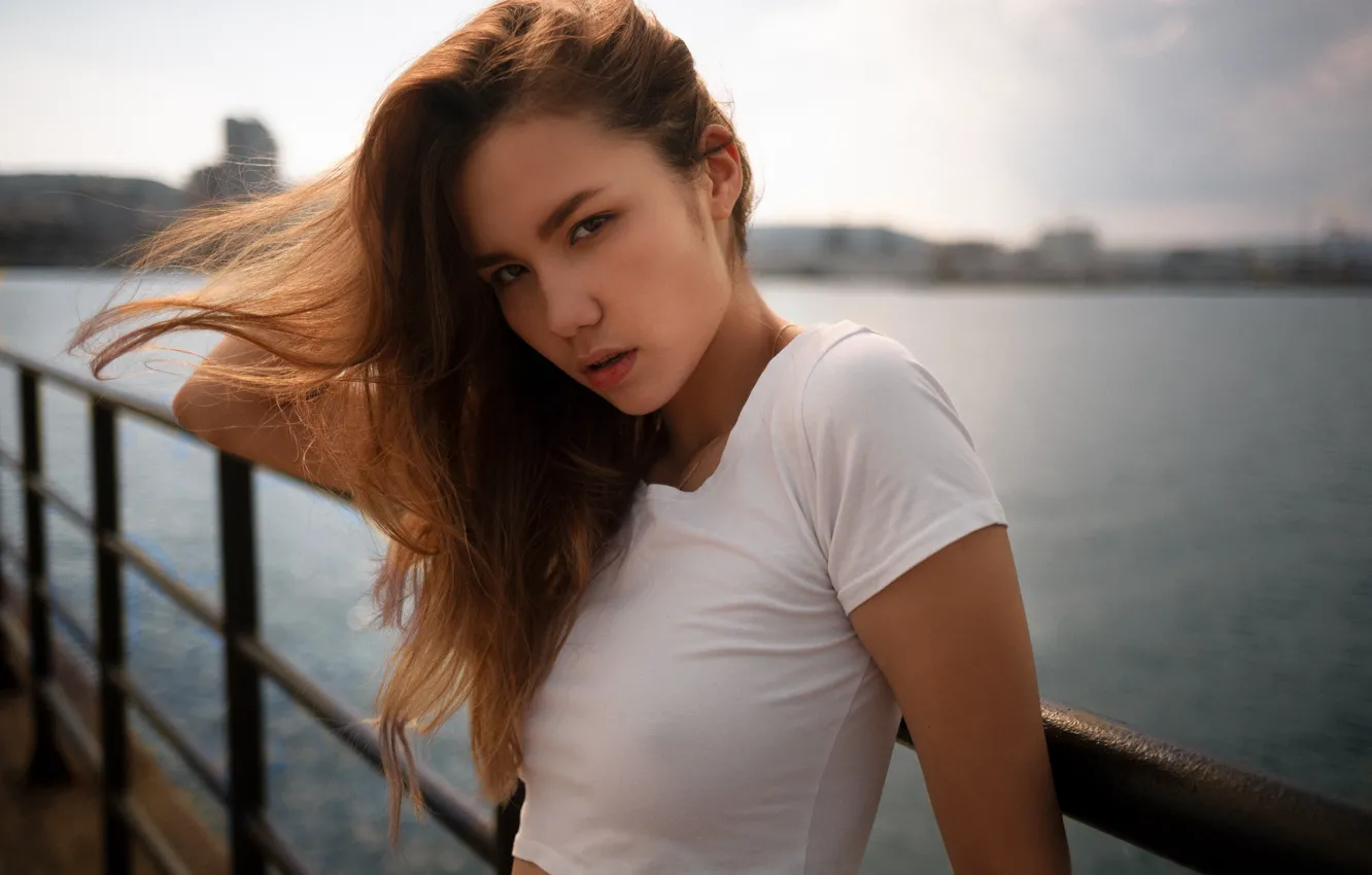 Фото обои girl, river, sky, water, clouds, model, women, brunette