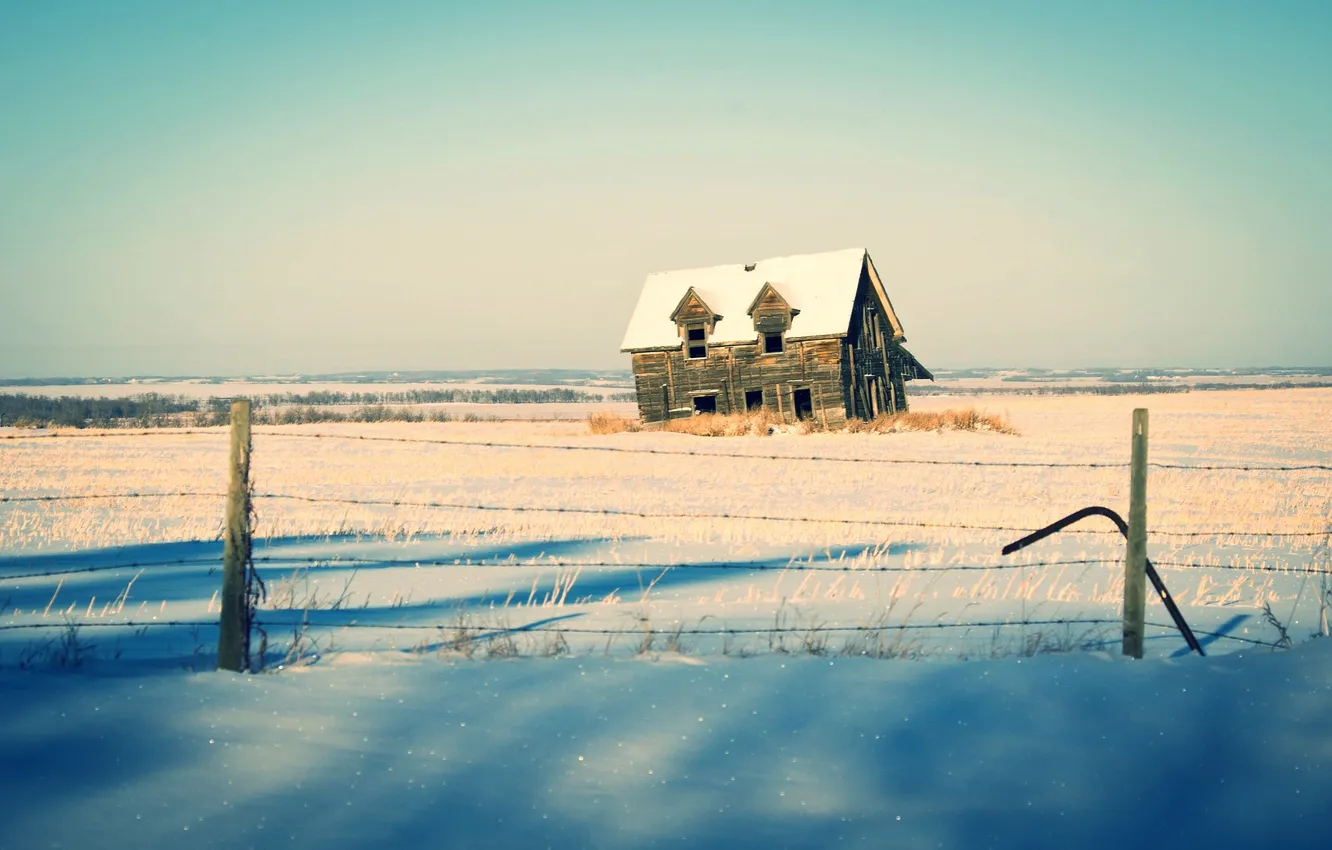 Фото обои зима, солнце, снег, дом, забор, тени, ферма