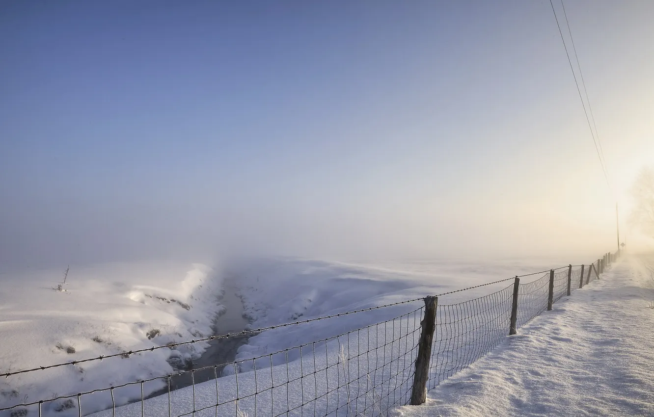 Фото обои зима, поле, снег, туман, забор