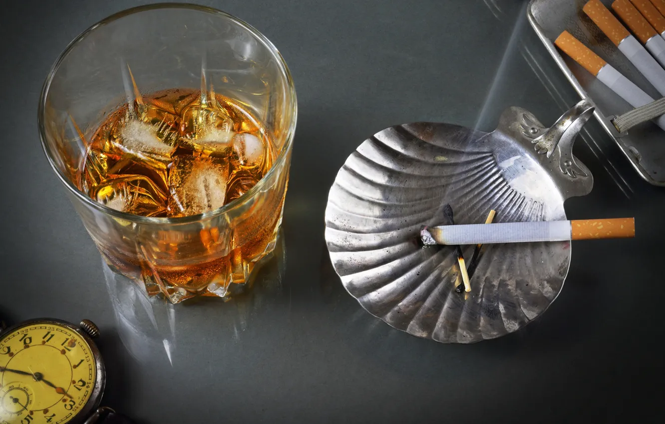 Фото обои стакан, стиль, ретро, дым, часы, сигарета, алкоголь, виски