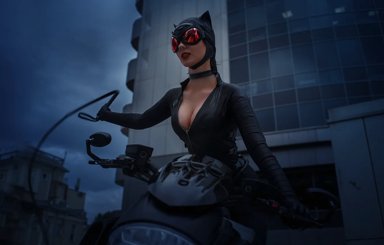 Фото обои грудь, девушка, здание, маска, очки, мотоцикл, декольте, girl