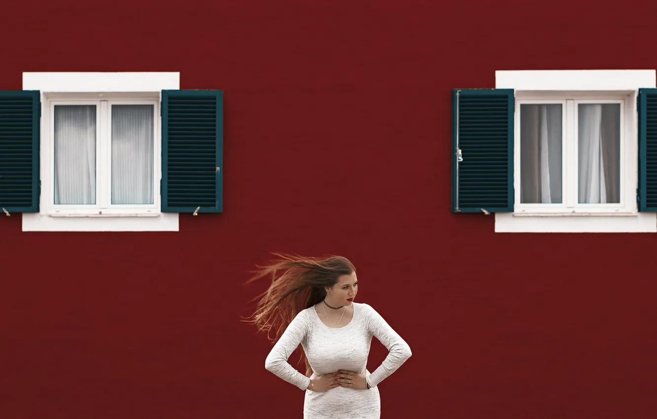 Фото обои девушка, лицо, фон, ветер, волосы, окна, платье