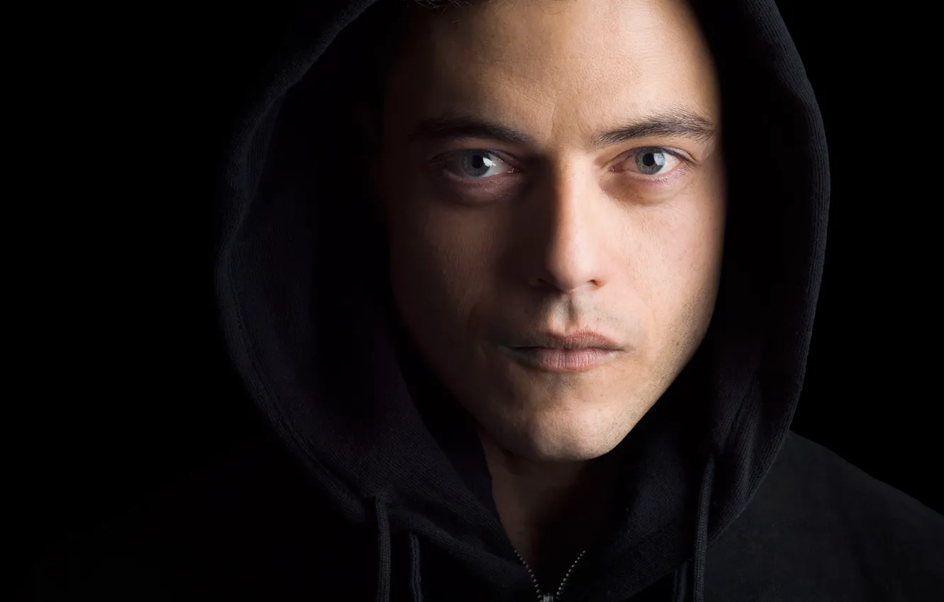 Фото обои взгляд, лицо, капюшон, сериал, черный фон, крупным планом, TV Series, Rami Malek