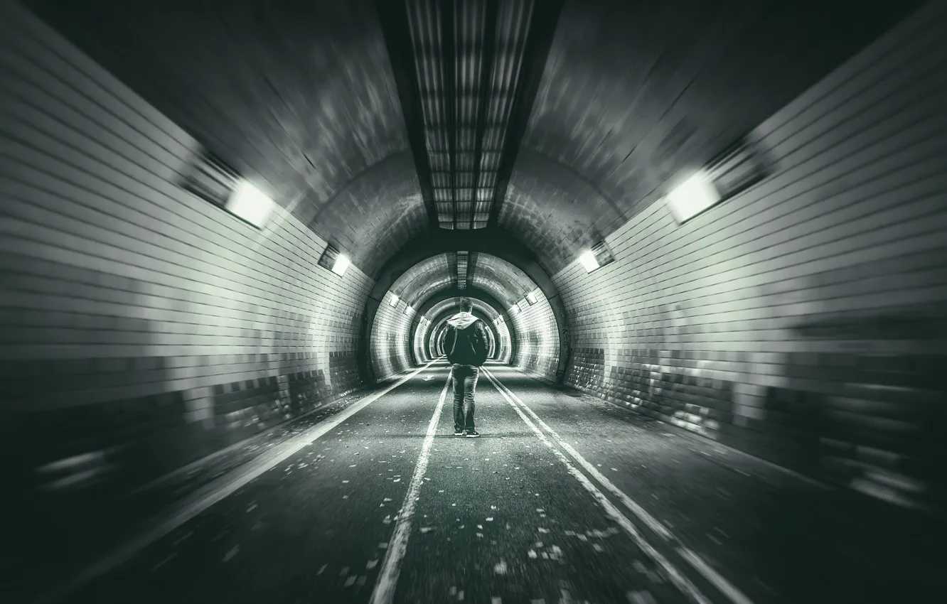Фото обои man, tunnel, straight