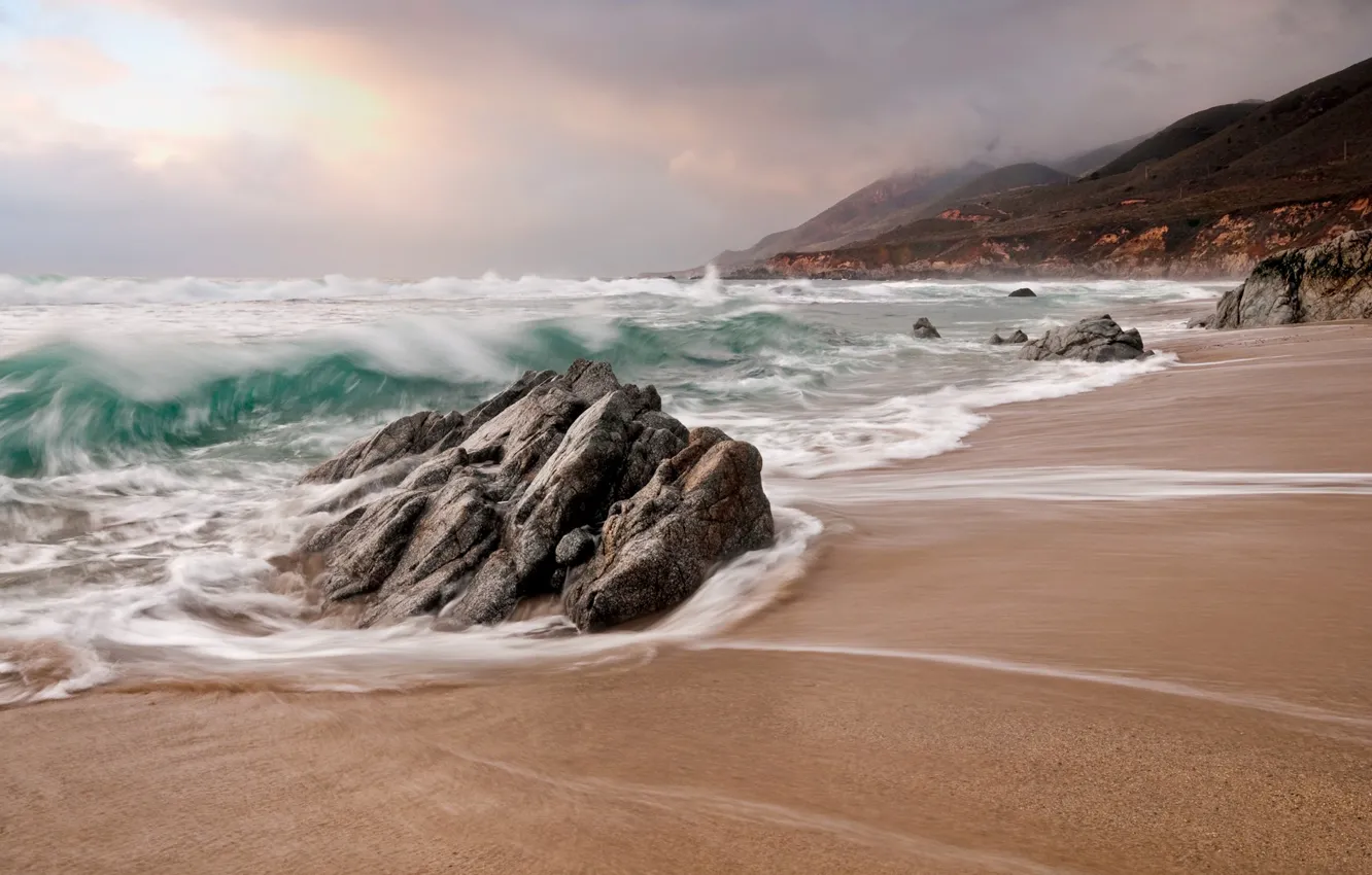 Фото обои море, волны, небо, тучи, шторм, камни, скалы