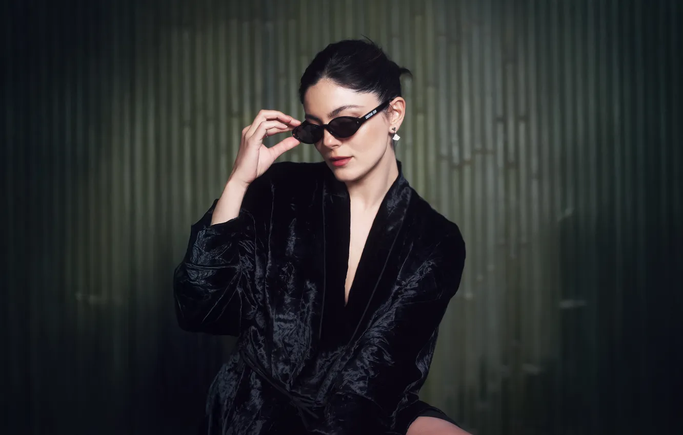 Фото обои взгляд, поза, актриса, брюнетка, очки, Monica Barbaro, Моника Барбаро
