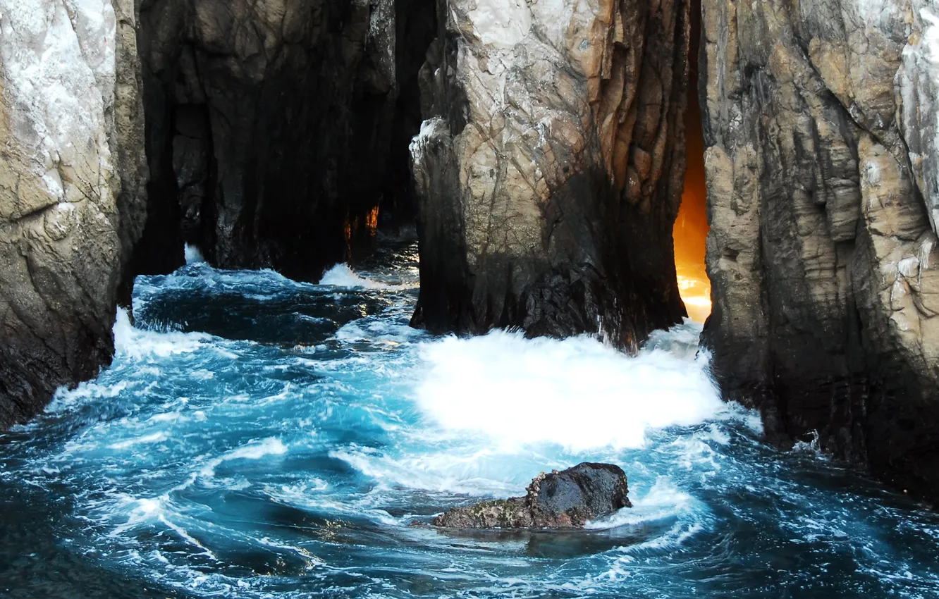 Фото обои море, свет, камни, скалы, лава