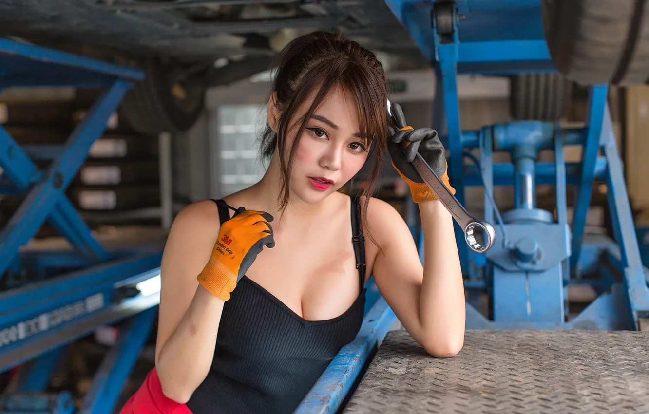 Фото обои взгляд, девушка, секси, ключ, азиатка, автомастерская