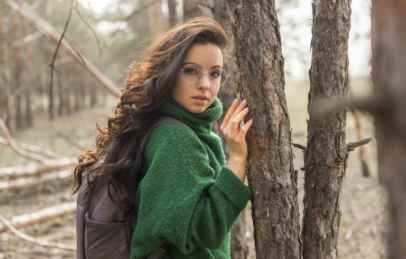 Фото обои forest, woman, young, beautiful, model, glasses, long-haired, charming