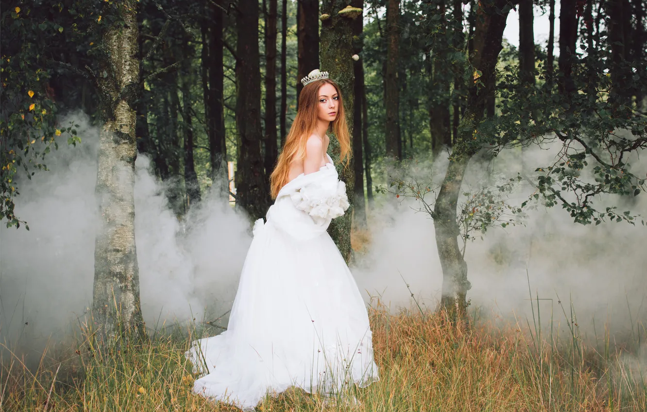 Фото обои лес, девушка, деревья, волосы, дым, корона, белое платье, прямой взгляд