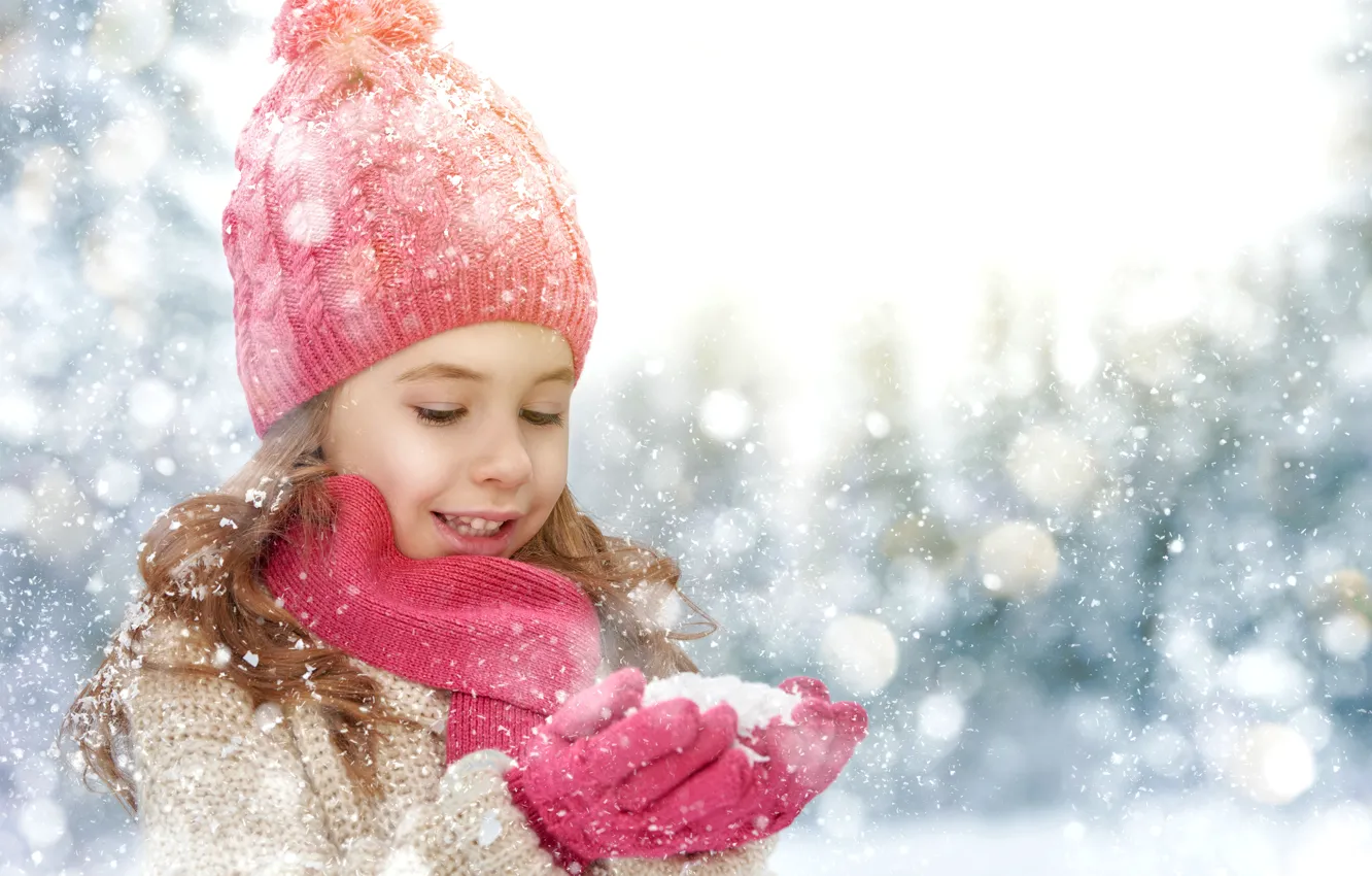 Фото обои зима, снег, шапка, ребенок, руки, Girl, девочка, маленькая