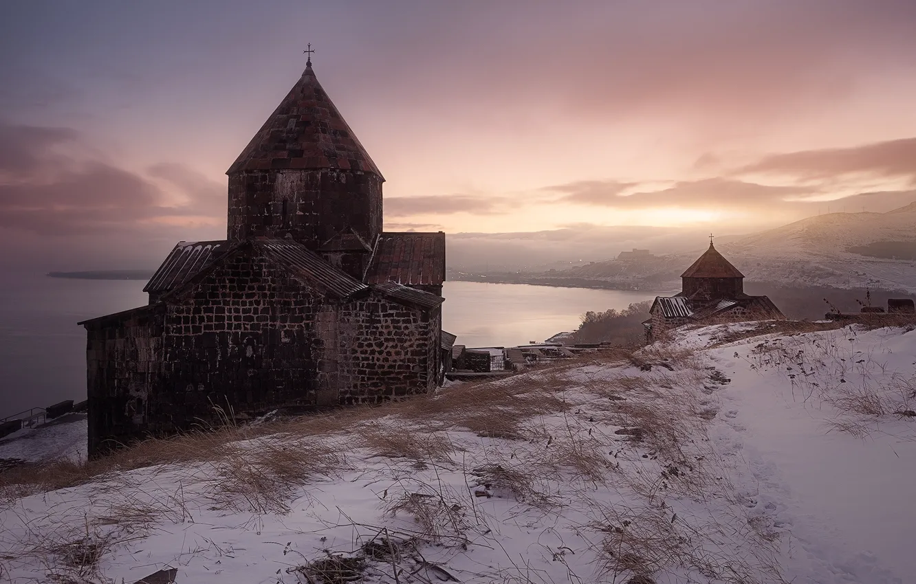 Фото обои зима, небо, облака, снег, берег, здание, сооружение, церковь