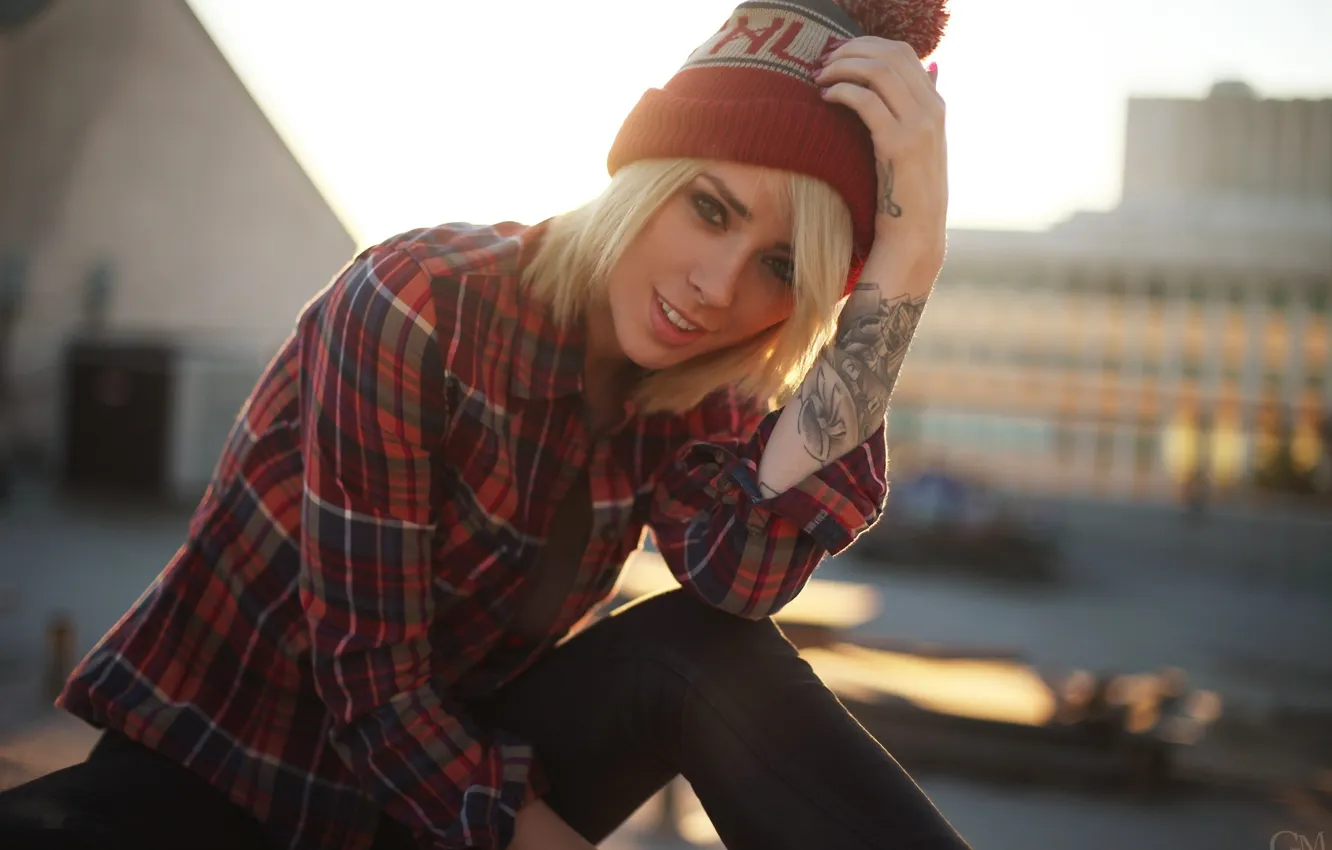 Фото обои взгляд, улыбка, шапка, Блондинка, тату, рубашка, Alysha Nett