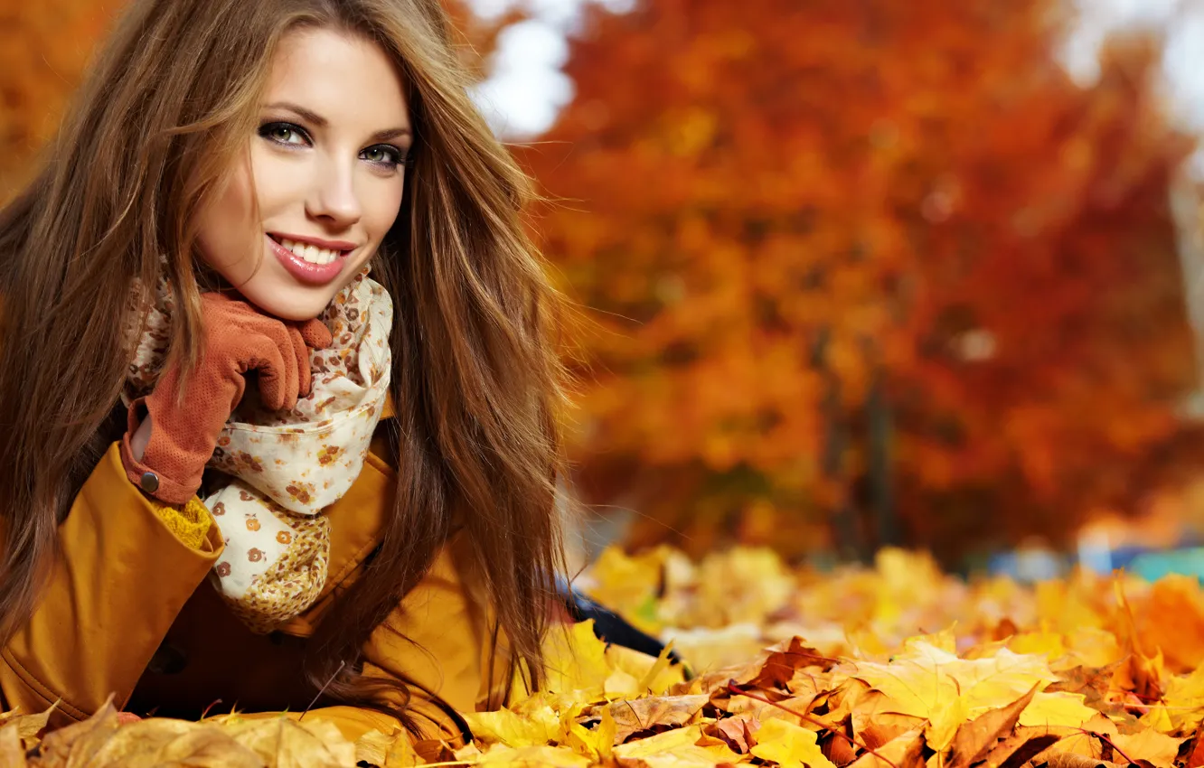 Фото обои осень, взгляд, листья, девушка, улыбка, шатенка, шарфик, перчатка