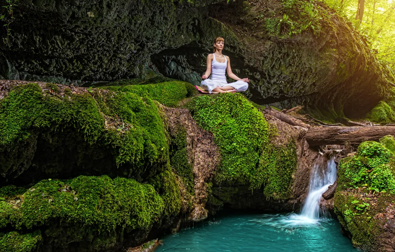 Фото обои лес, лето, девушка, ручей, камни, водопад, мох, медитация
