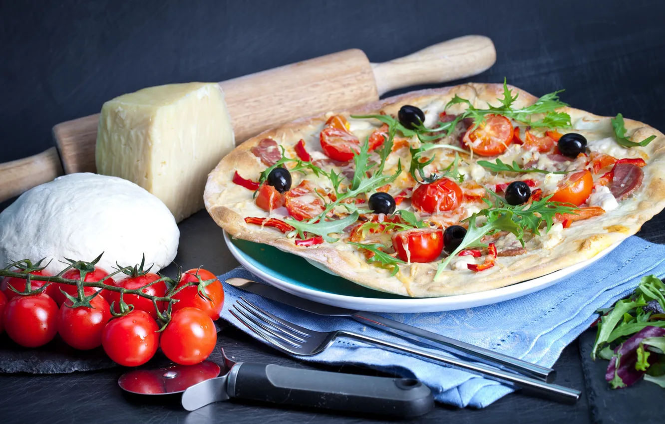 Фото обои зелень, сыр, вилка, овощи, пицца, помидоры, оливки, колбаса