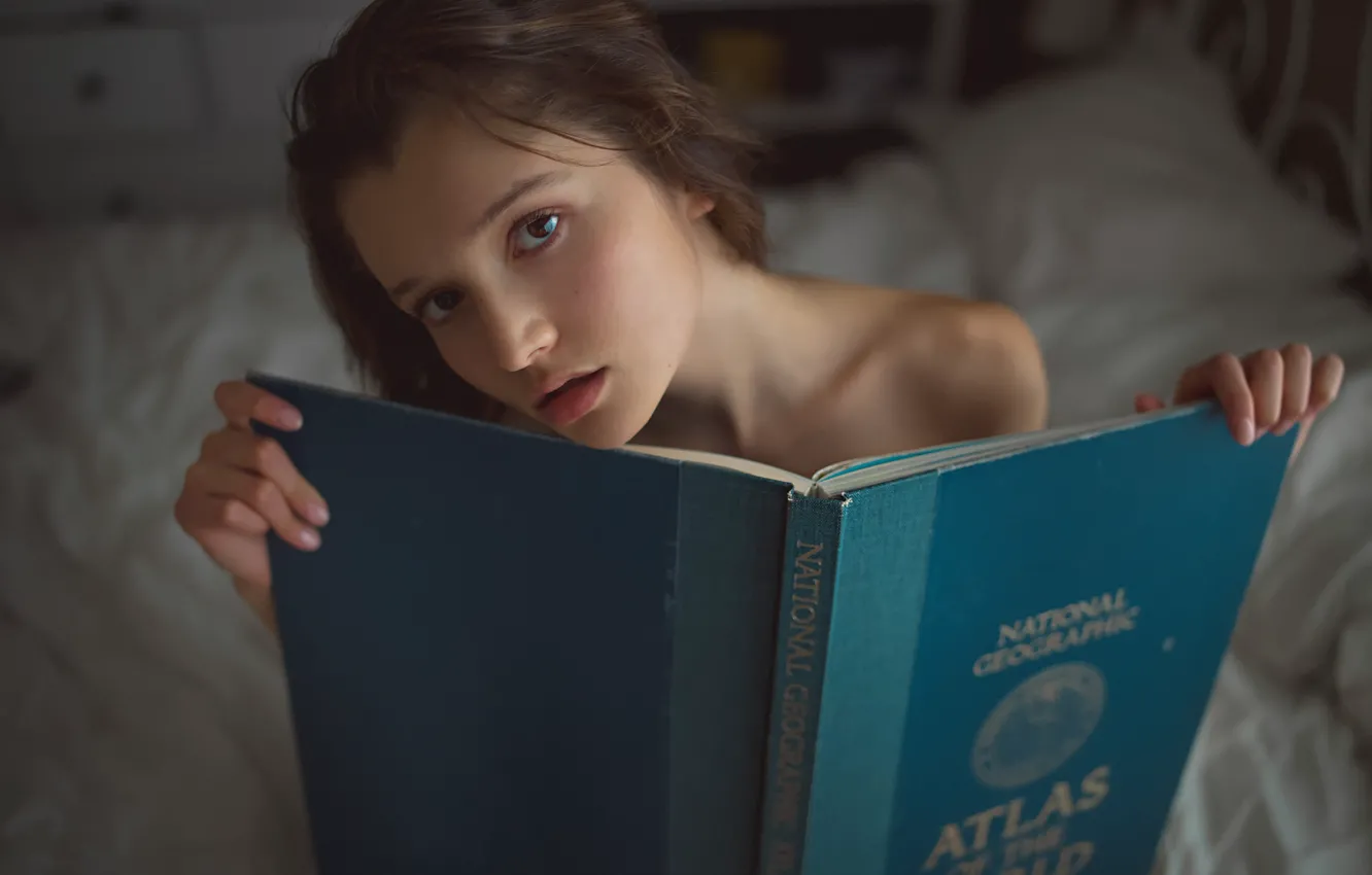 Фото обои девушка, книга, губки, кареглазая, The Photo Fiend, The Atlas
