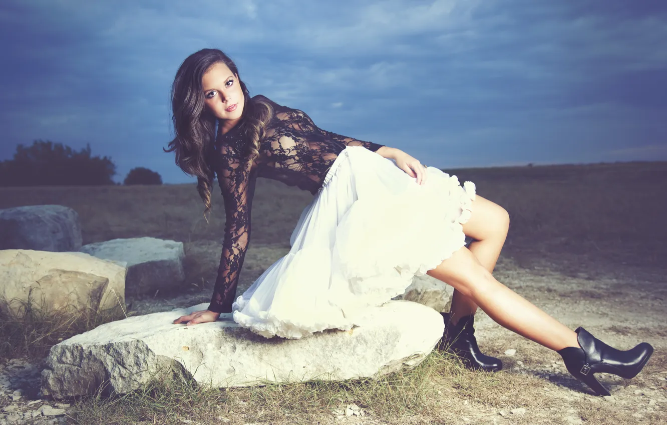 Фото обои девушка, поза, юбка, брюнетка