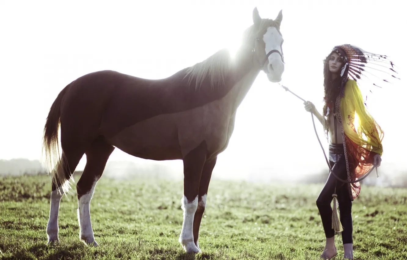 Фото обои поле, лето, девушка, конь, лошадь, перья, головной убор