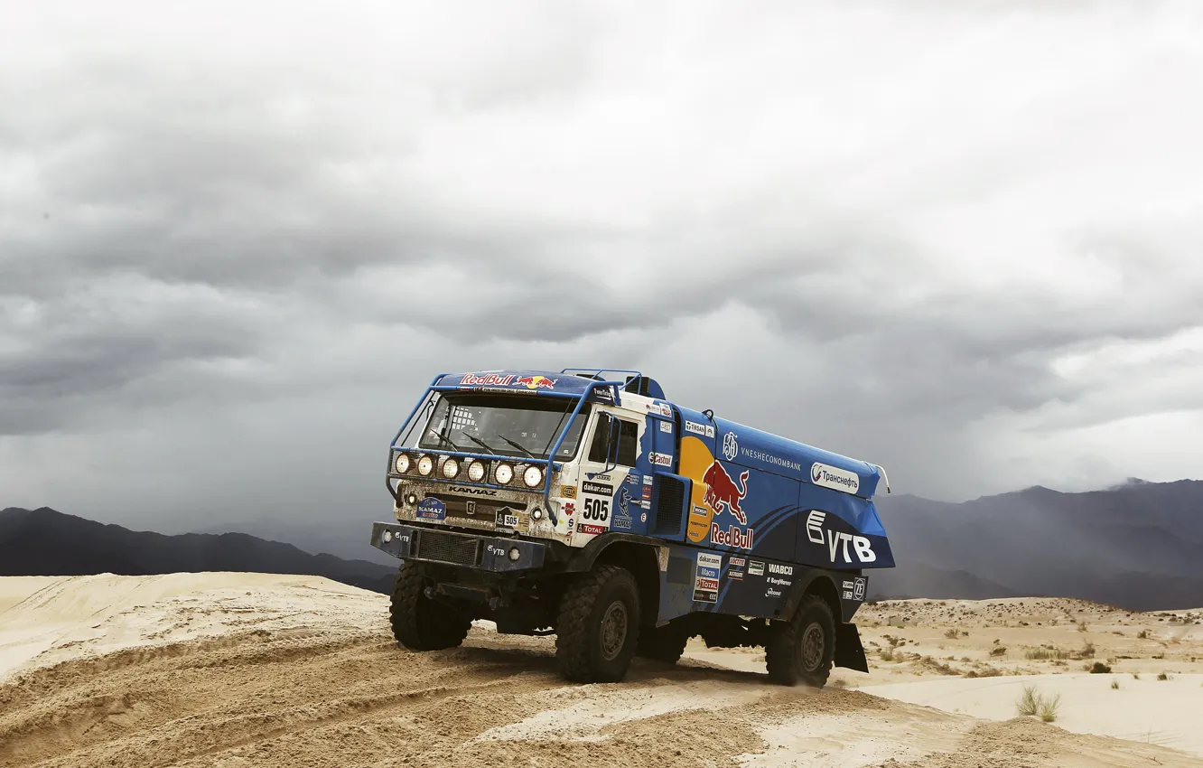 Фото обои песок, горы, пустыня, мастер, грузовик, кусты, rally, ралли