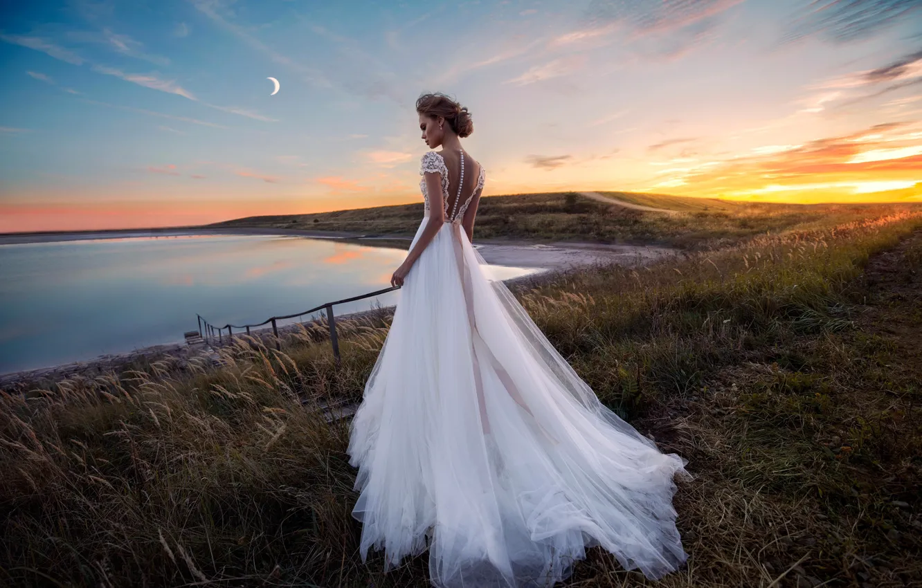 Фото обои поле, трава, озеро, модель, платье, невеста