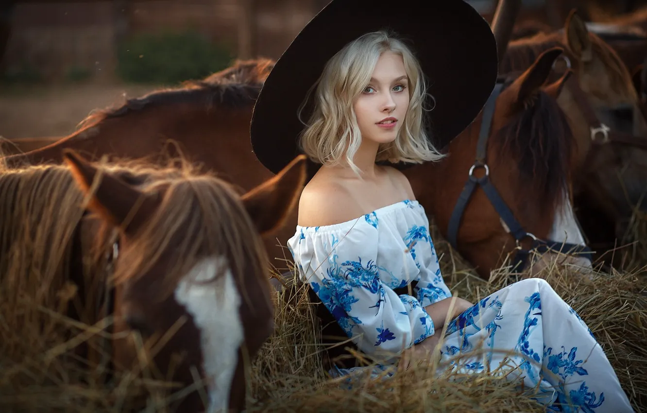 Фото обои взгляд, девушка, поза, фото, модель, лошадь, платье, сено