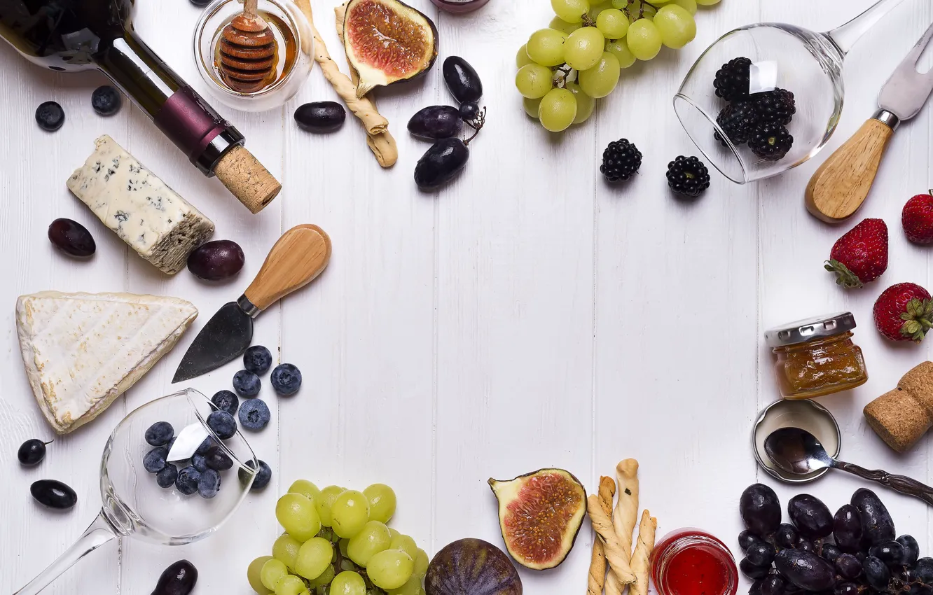Фото обои вино, бокал, сыр, клубника, виноград, ежевика, джем, голубика